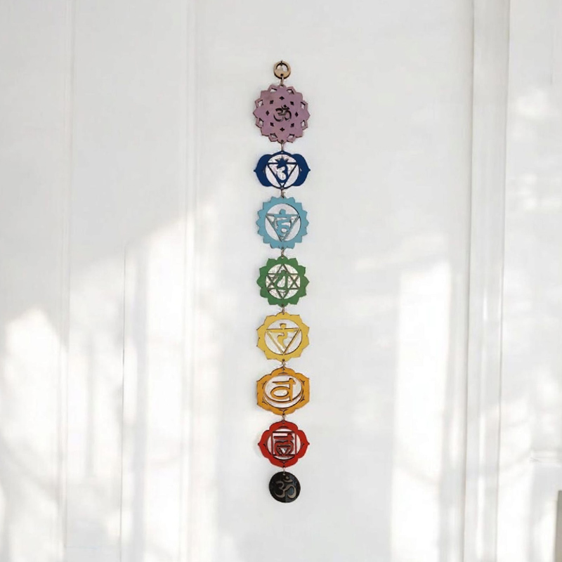 Tira Hindu Madera 7 Chakras con Om 57cm